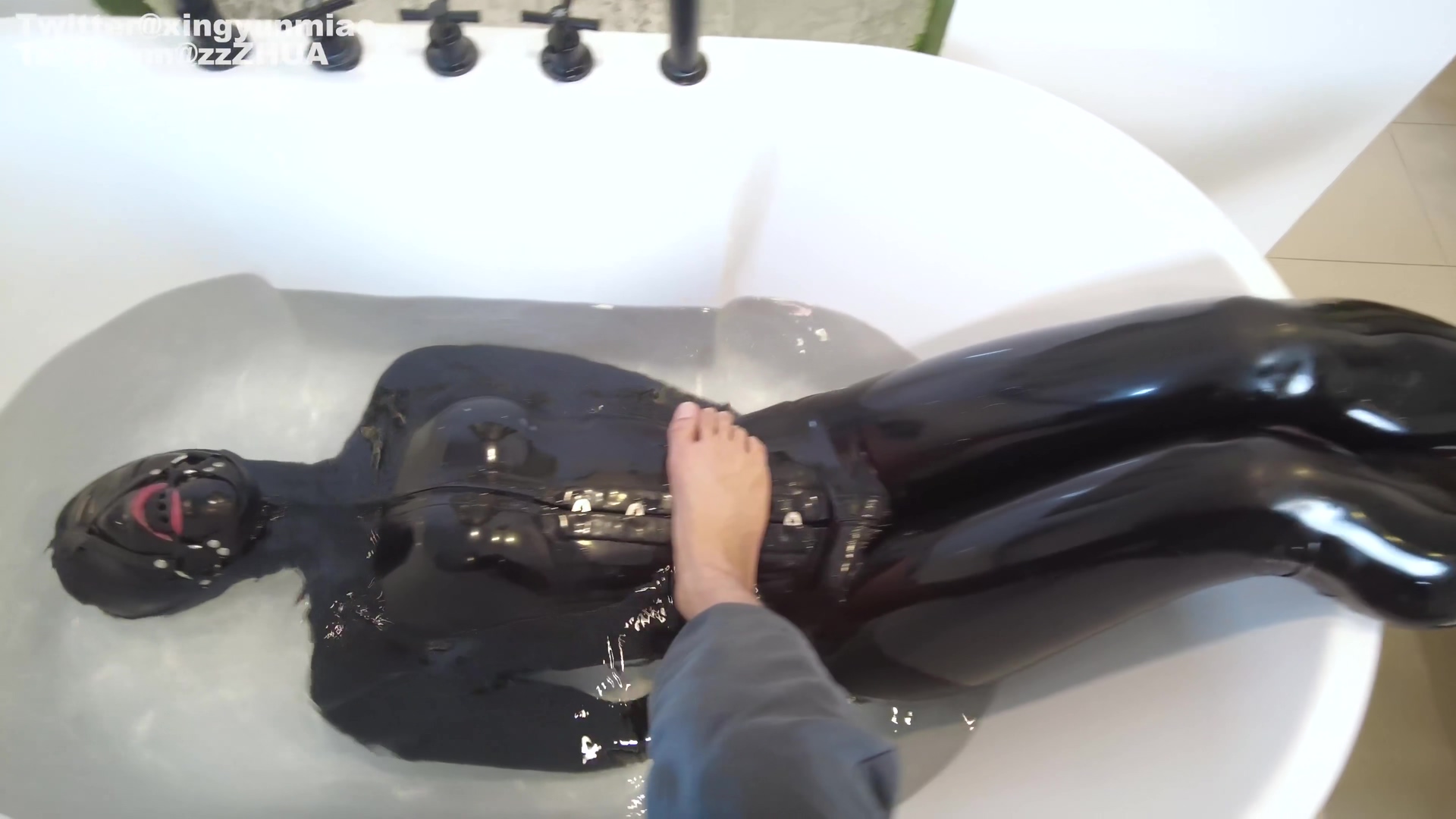 Asian Latex Doll Water Breathplay
