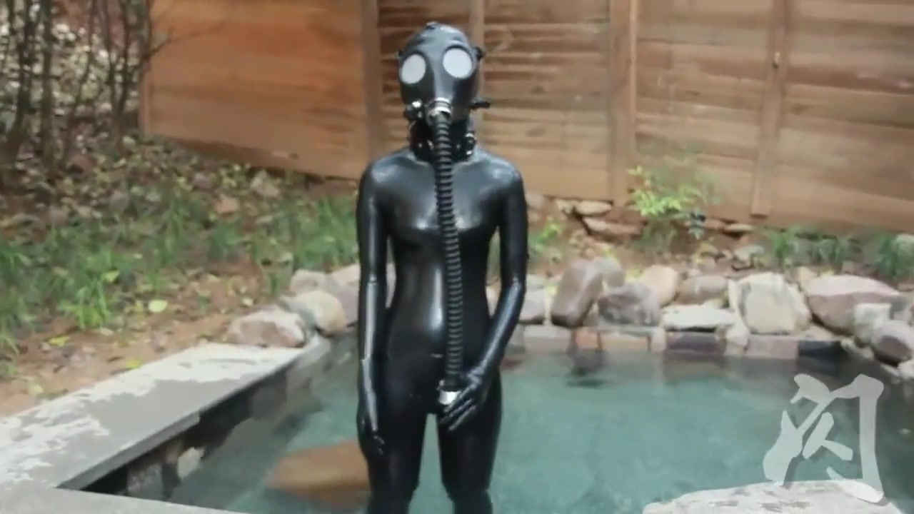 Breathplay in water with gasmask
